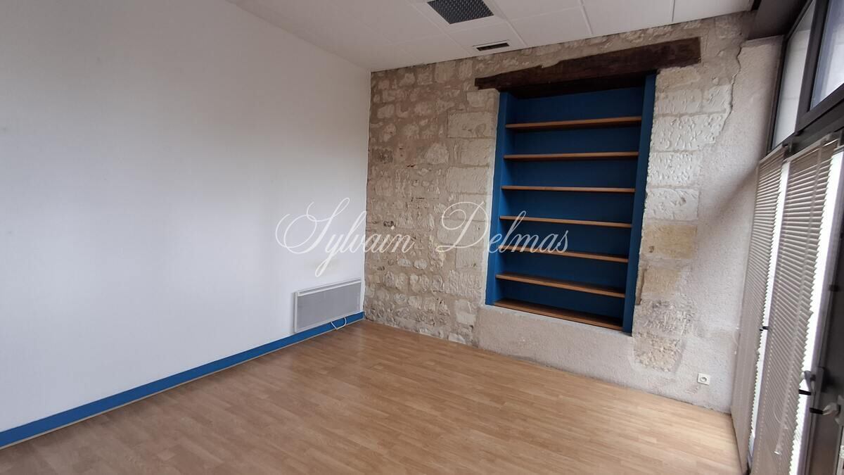 Immeuble ancien à usage mixte dans le vieux Tours de 400m2.