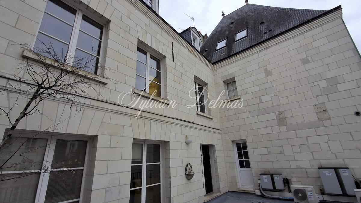 Immeuble ancien à usage mixte dans le vieux Tours de 400m2.
