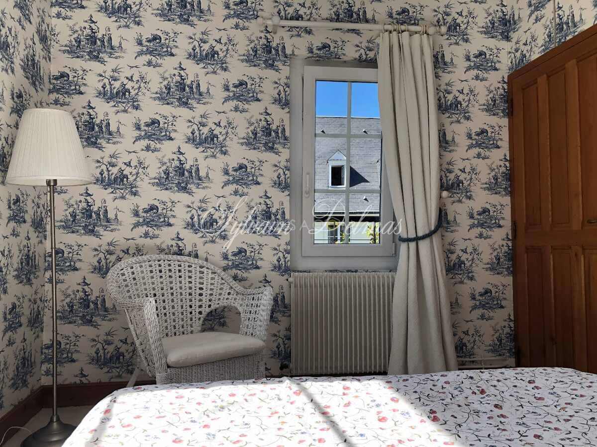 Immeuble ancien à usage mixte dans le vieux Tours de 400m2.
