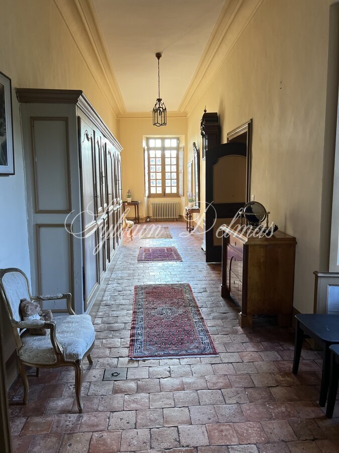 Superbe château du XIIIe siècle a 1h45 de Montparnasse et 2 heures de Paris en voiture. 