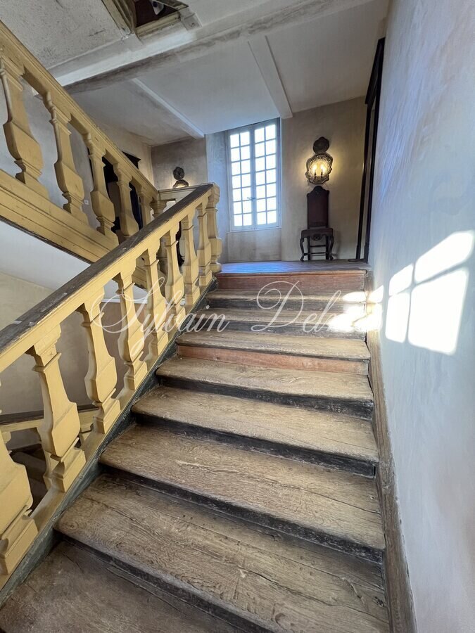 Superbe château du XIIIe siècle a 1h45 de Montparnasse et 2 heures de Paris en voiture. 