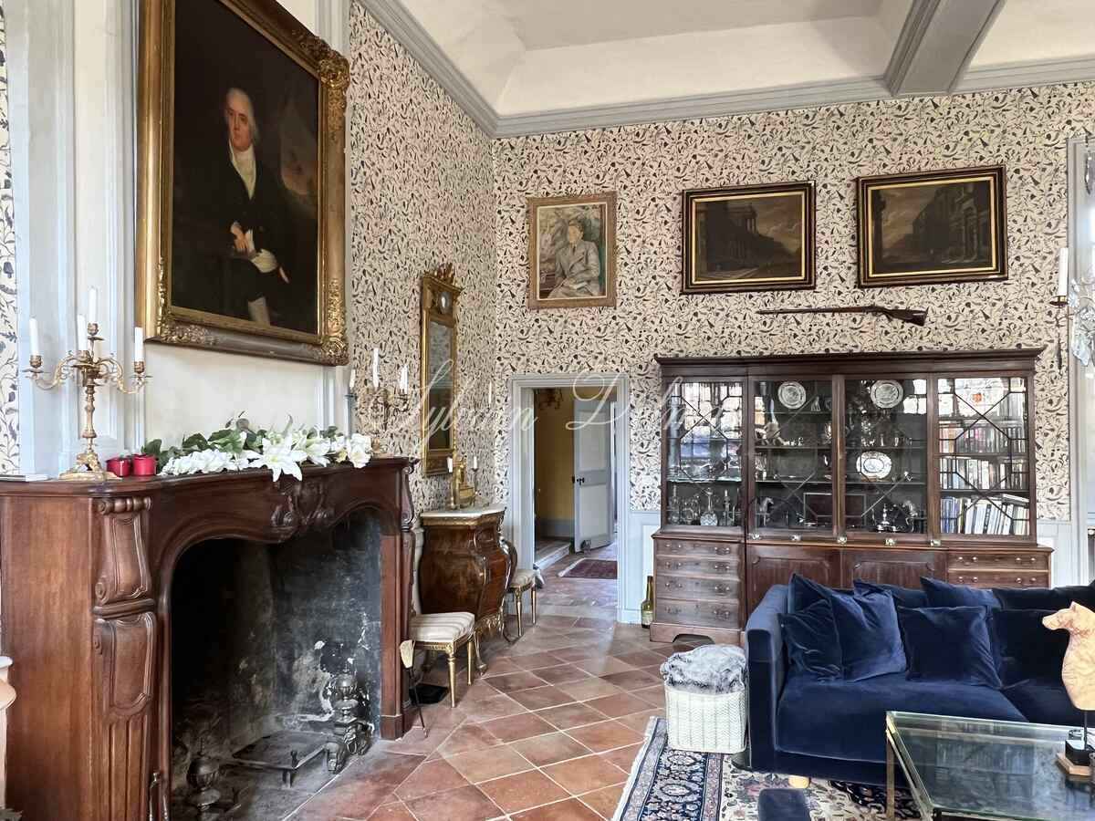 Superbe château du XIIIe siècle a 1h45 de Montparnasse et 2 heures de Paris en voiture. 