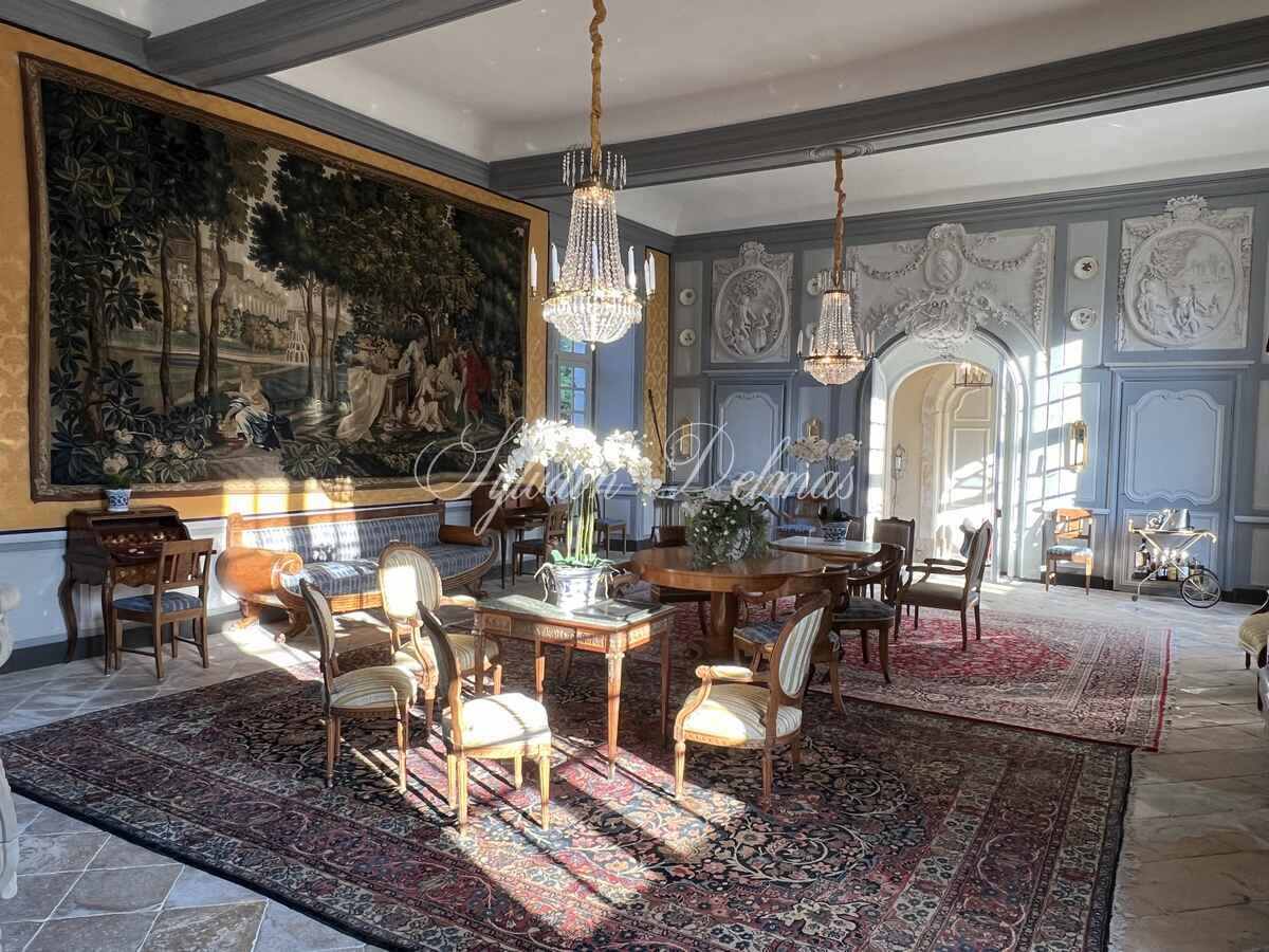 Superbe château du XIIIe siècle a 1h45 de Montparnasse et 2 heures de Paris en voiture. 