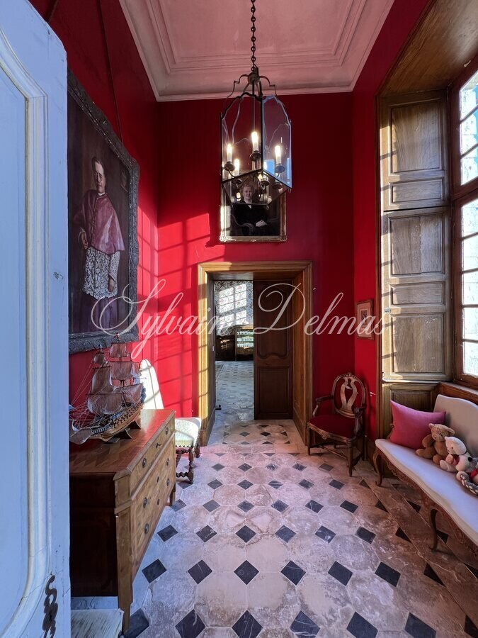 Superbe château du XIIIe siècle a 1h45 de Montparnasse et 2 heures de Paris en voiture. 