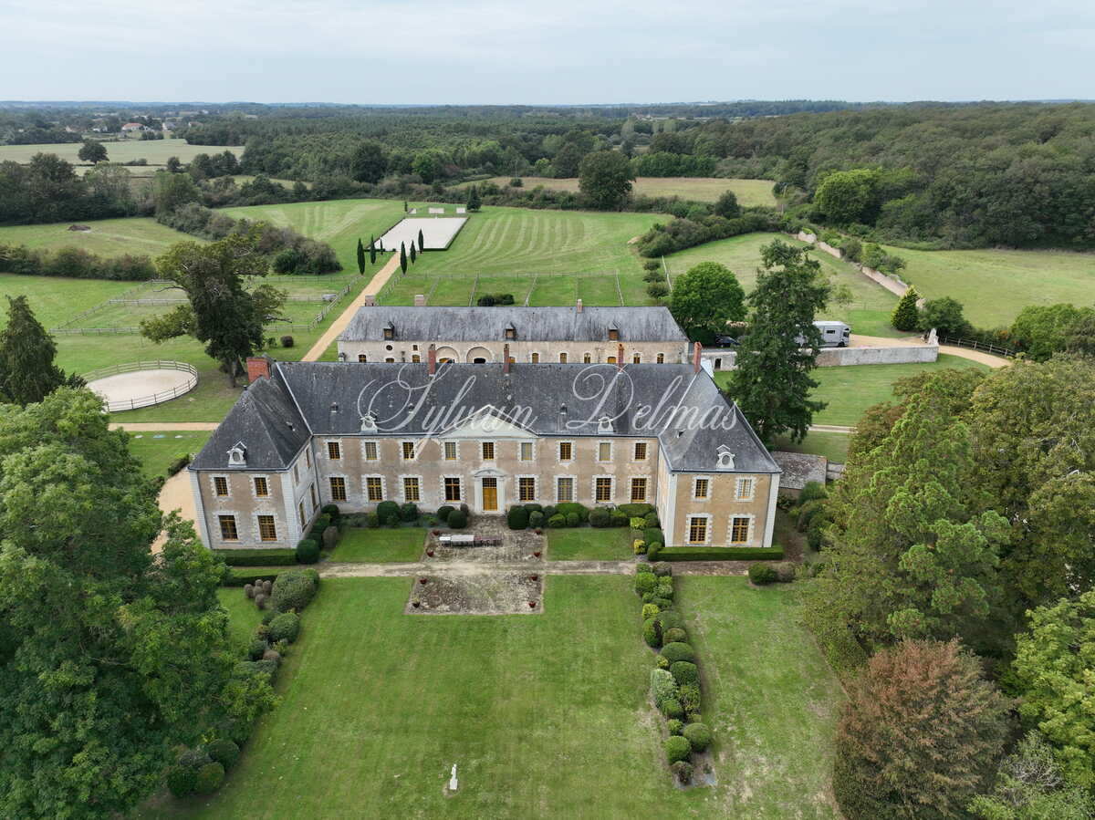 Superbe château du XIIIe siècle a 1h45 de Montparnasse et 2 heures de Paris en voiture. 