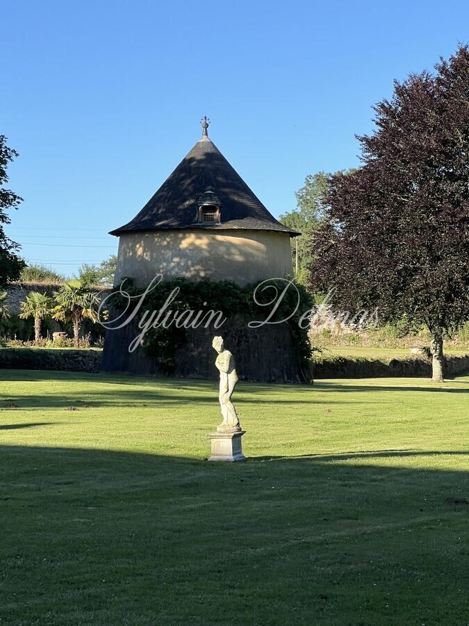 Abbaye classé Monument Historique date des XVIe et XVIIe siècles. Situé à proximité de Sablé.