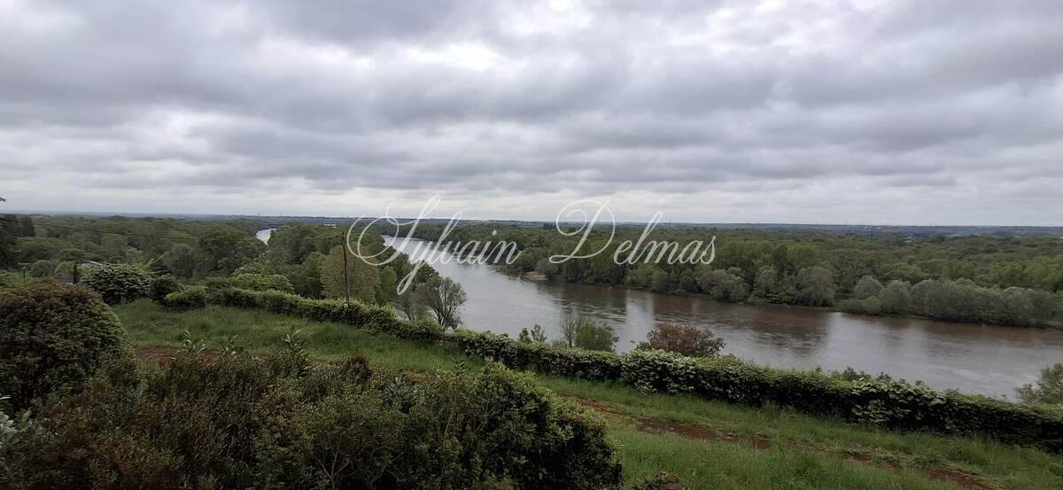 Superbe château surplombant la Loire avec une vue époustouflante. A rénover.