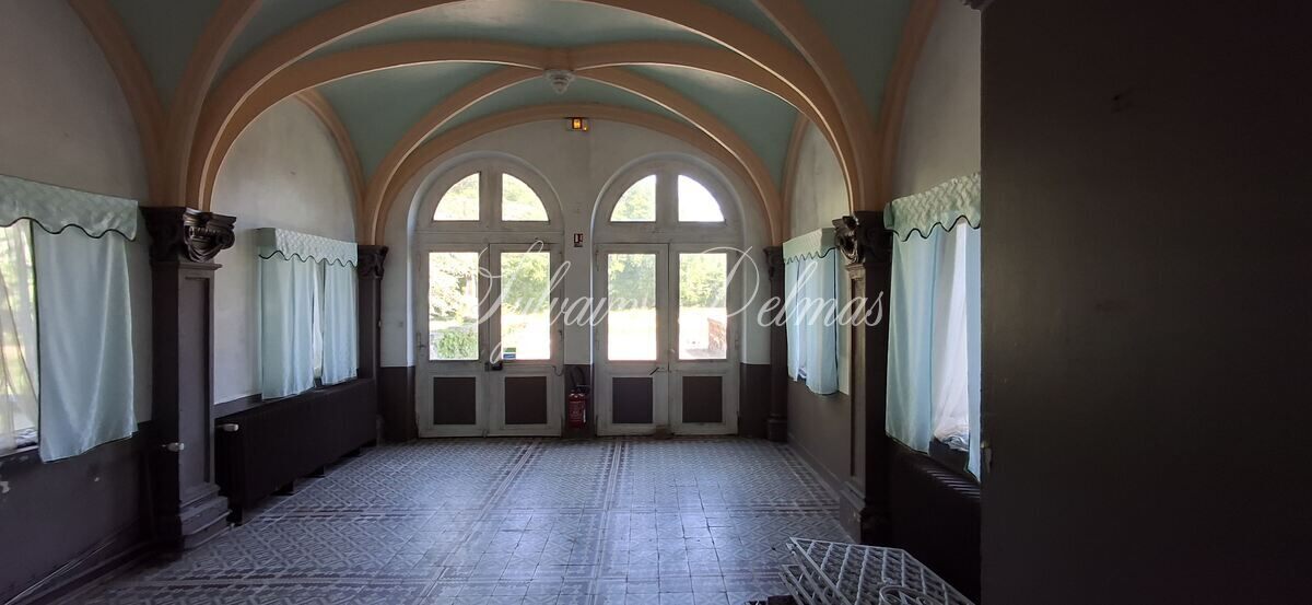Château du XVIII eme a 1h10 de Paris. Conçu pour accueillir activités professionnelles et vie familiale indépendante.