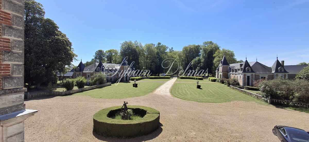 Château du XVIII eme a 1h10 de Paris. Conçu pour accueillir activités professionnelles et vie familiale indépendante.