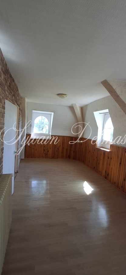 Château du XVIII eme a 1h10 de Paris. Conçu pour accueillir activités professionnelles et vie familiale indépendante.