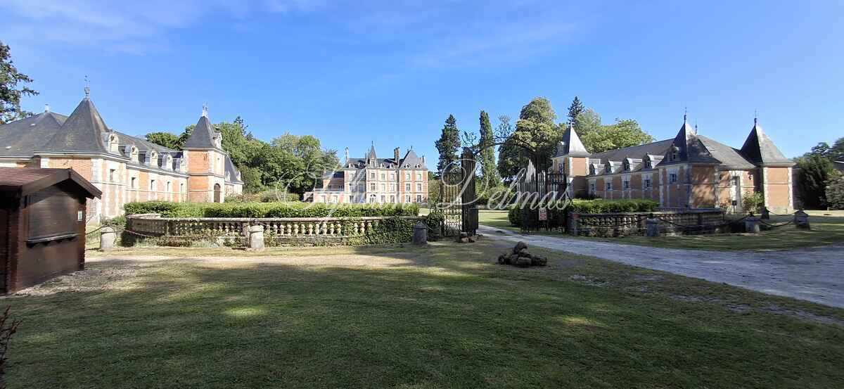 Château du XVIII eme a 1h10 de Paris. Conçu pour accueillir activités professionnelles et vie familiale indépendante.