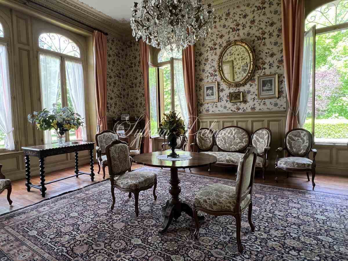Château et domaine de 150 hectares en Vienne