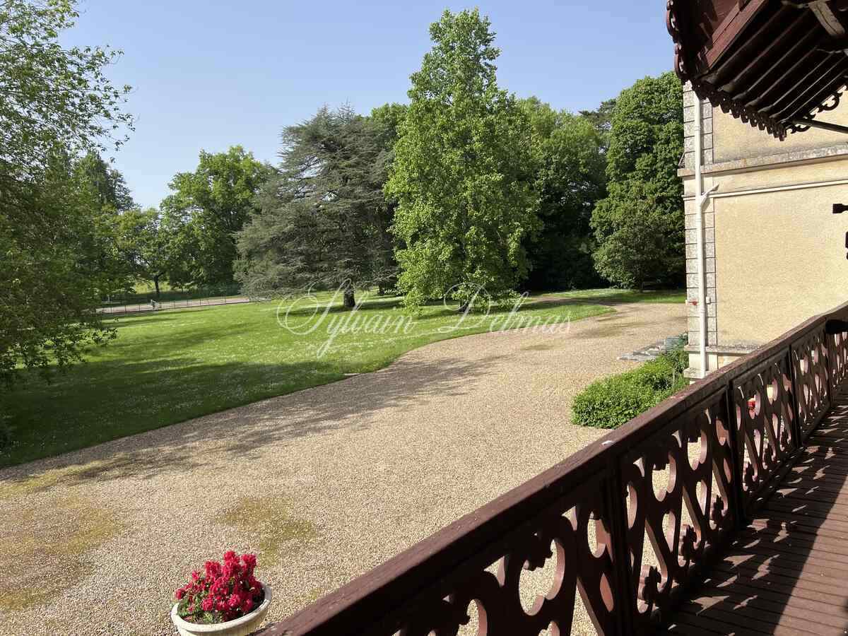 Château et domaine de 150 hectares en Vienne