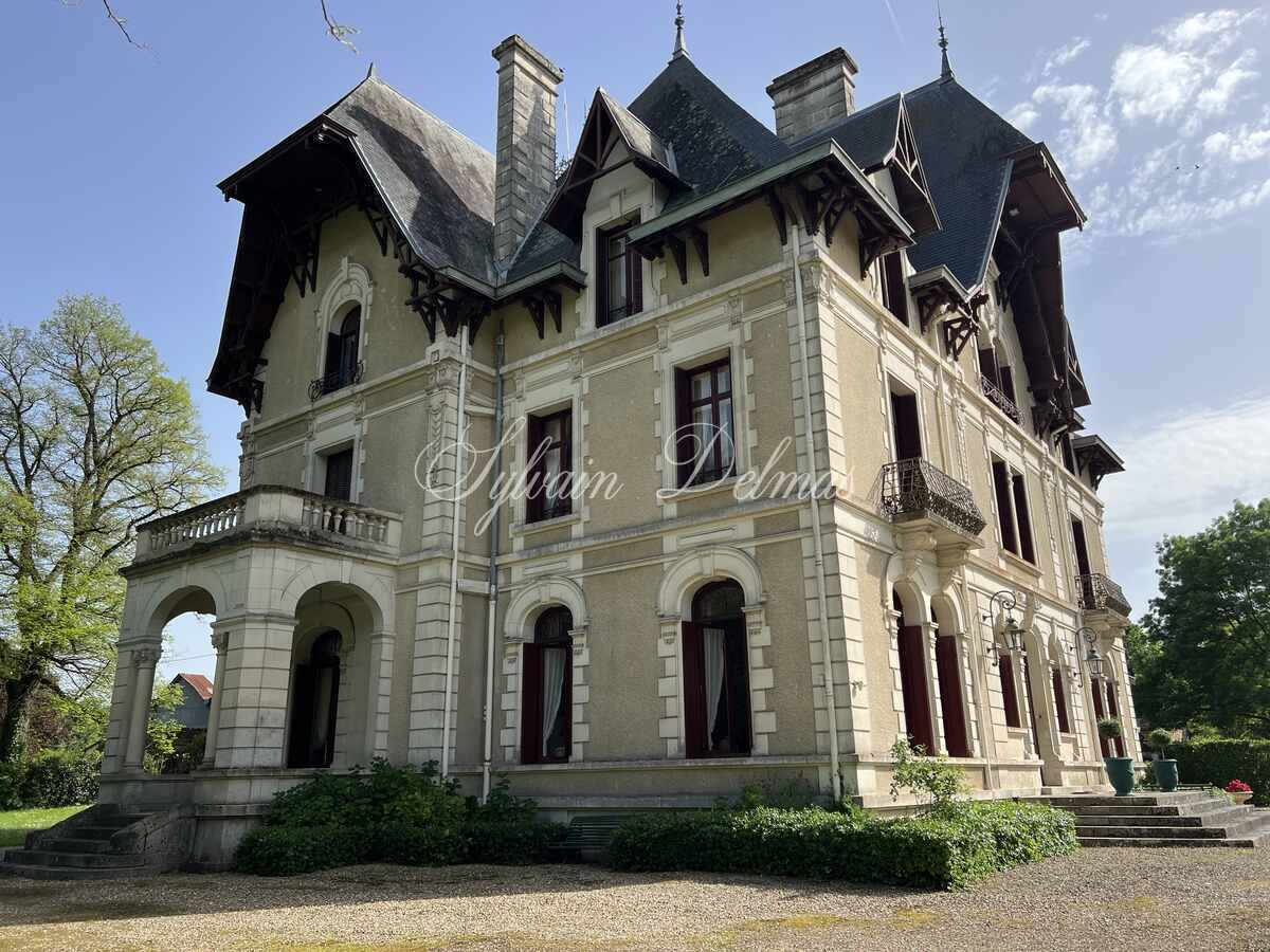 Château et domaine de 150 hectares en Vienne