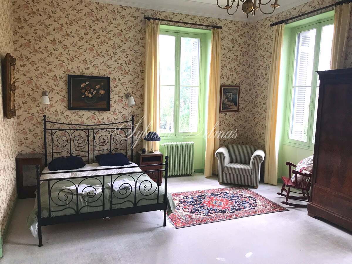 Château 19ème d'environ 1000 m² habitables .