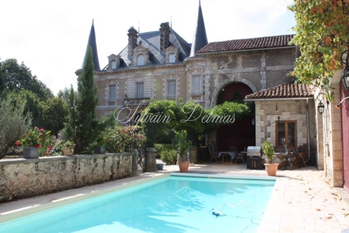 Château 19ème d'environ 1000 m² habitables .