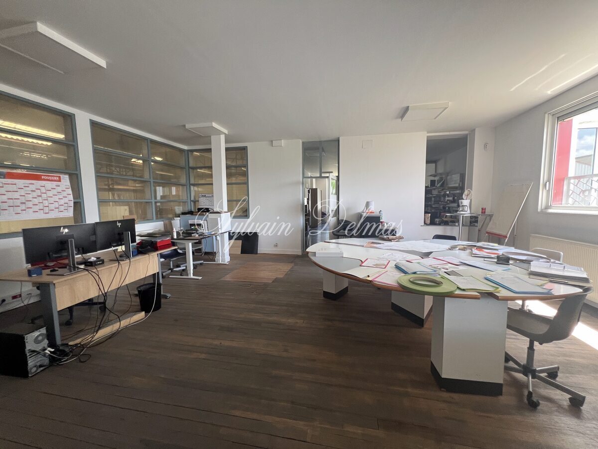 AMBOISE OPPORTUNITE 4000 m2 de locaux industriel avec maison de maître aménagée en bureaux