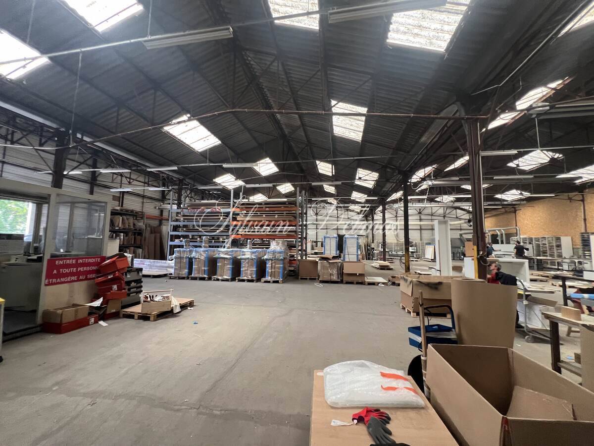 AMBOISE OPPORTUNITE 4000 m2 de locaux industriel avec maison de maître aménagée en bureaux