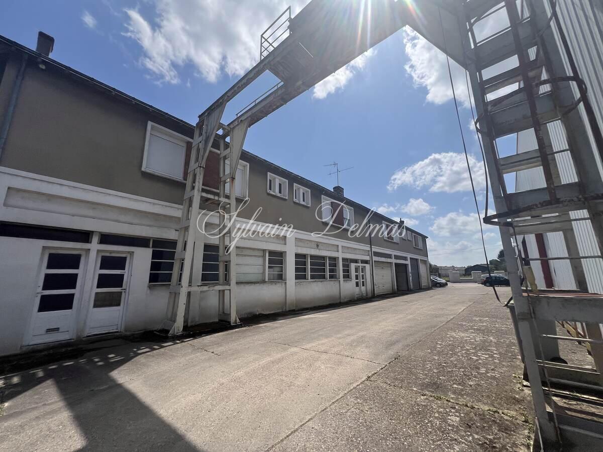 AMBOISE OPPORTUNITE 4000 m2 de locaux industriel avec maison de maître aménagée en bureaux