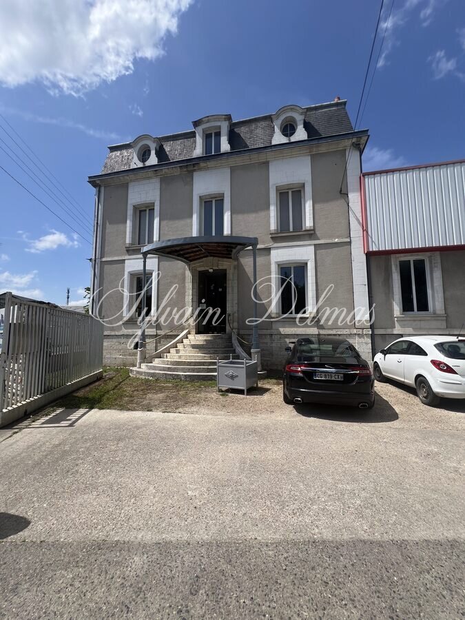 AMBOISE OPPORTUNITE 4000 m2 de locaux industriel avec maison de maître aménagée en bureaux