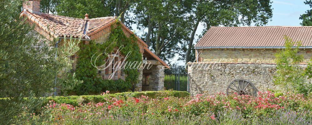 Un véritable bijou au cœur de la Vendée, le Domaine est un lieu empreint d'élégance italienne et d'histoire. 
