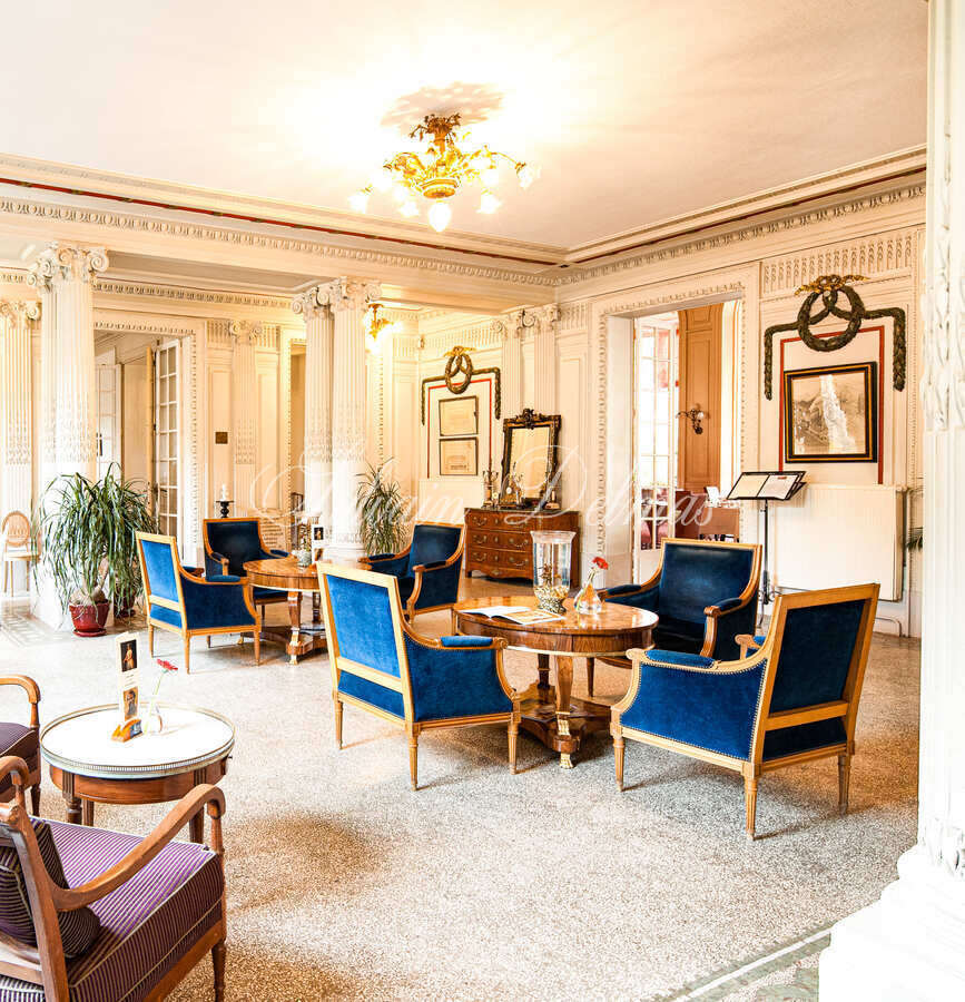Hotel, restaurant, thermes de 14000m2  avec 110 chambres.