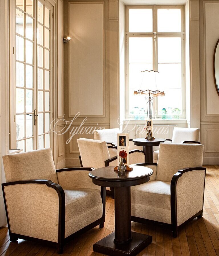 Hotel, restaurant, thermes de 14000m2  avec 110 chambres.