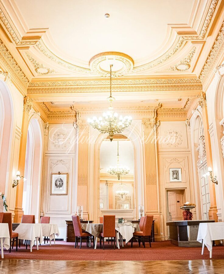 Hotel, restaurant, thermes de 14000m2  avec 110 chambres.