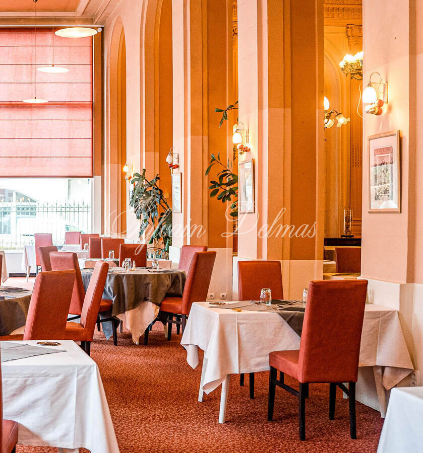 Hotel, restaurant, thermes de 14000m2  avec 110 chambres.
