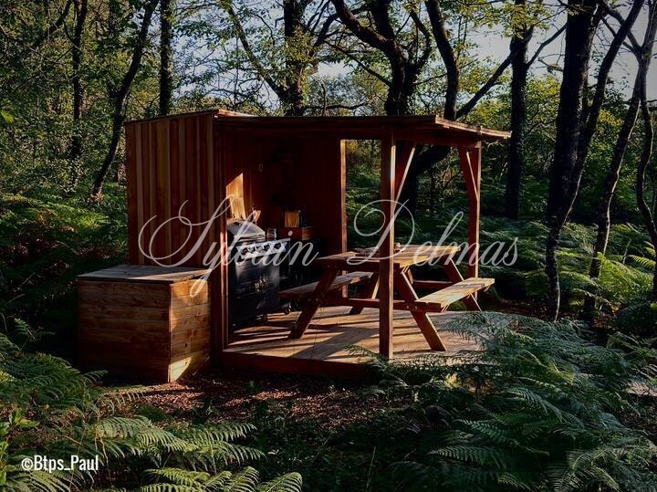 Opportunité d'affaires exceptionnelle : domaine de 24 hectares comprenant 15 hectares d'étangs, parfait pour divers projets touristiques et commerciaux. Avec une activité de location de tentes glamping en pleine expansion.
