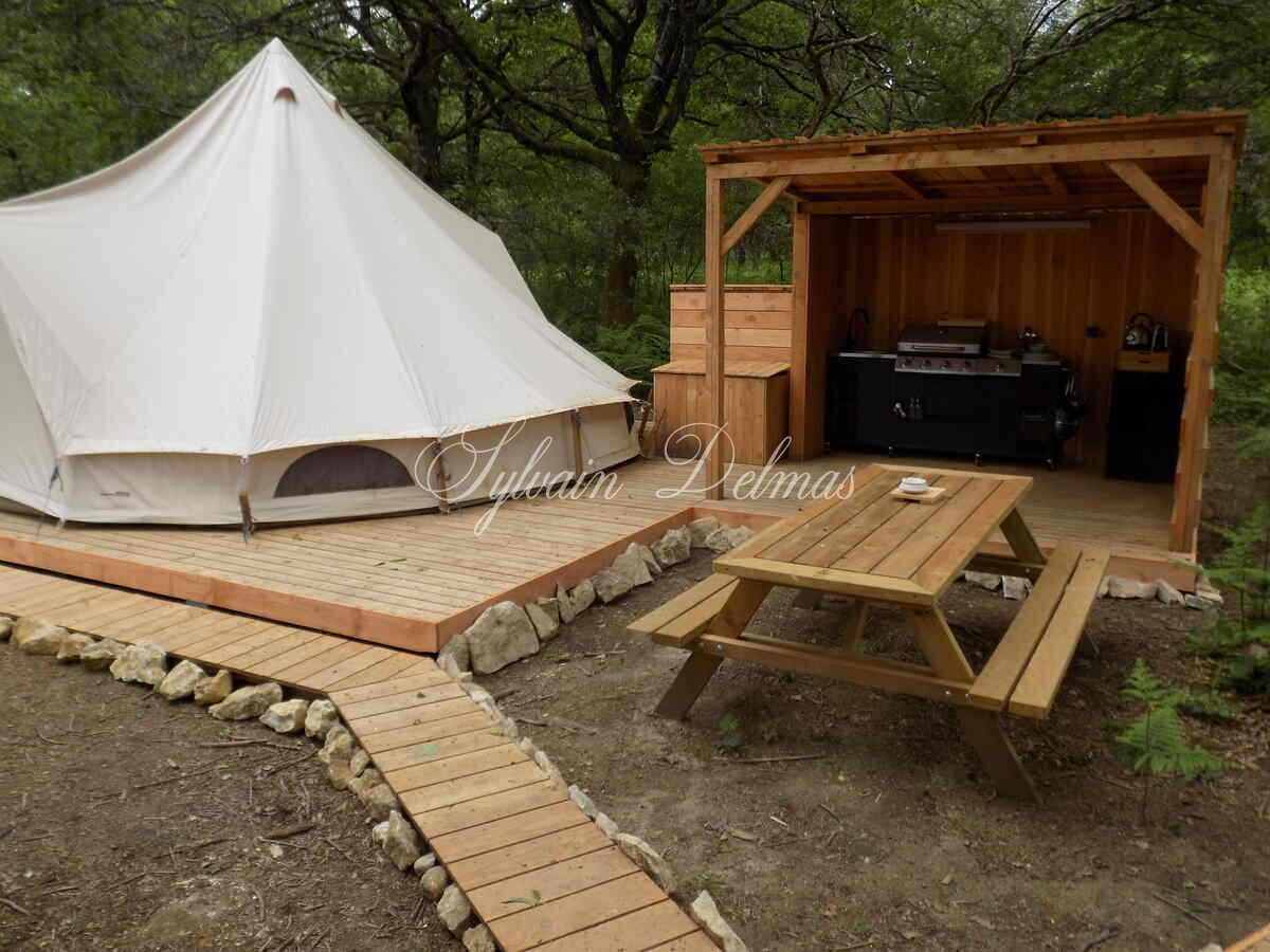 Opportunité d'affaires exceptionnelle : domaine de 24 hectares comprenant 15 hectares d'étangs, parfait pour divers projets touristiques et commerciaux. Avec une activité de location de tentes glamping en pleine expansion.