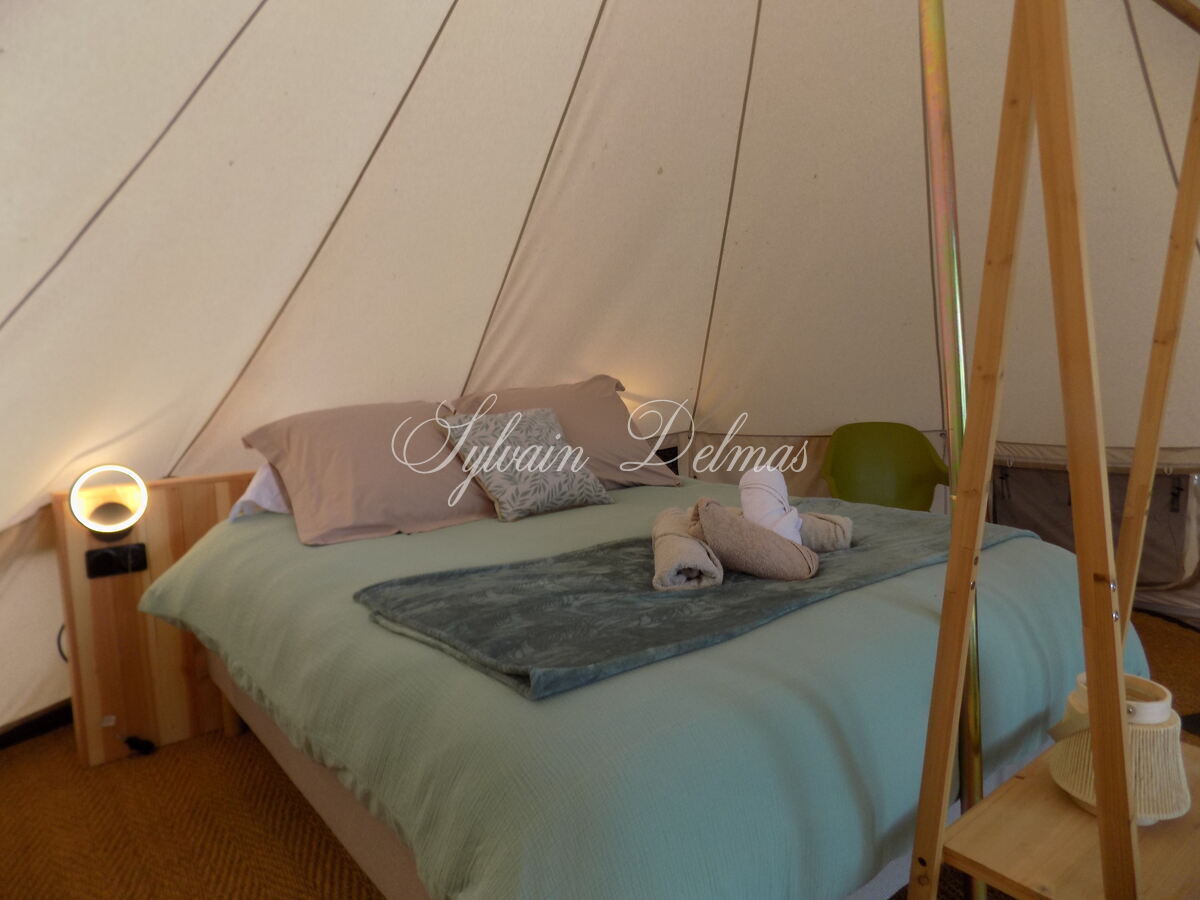 Opportunité d'affaires exceptionnelle : domaine de 24 hectares comprenant 15 hectares d'étangs, parfait pour divers projets touristiques et commerciaux. Avec une activité de location de tentes glamping en pleine expansion.