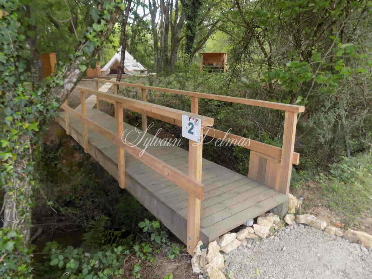 Opportunité d'affaires exceptionnelle : domaine de 24 hectares comprenant 15 hectares d'étangs, parfait pour divers projets touristiques et commerciaux. Avec une activité de location de tentes glamping en pleine expansion.