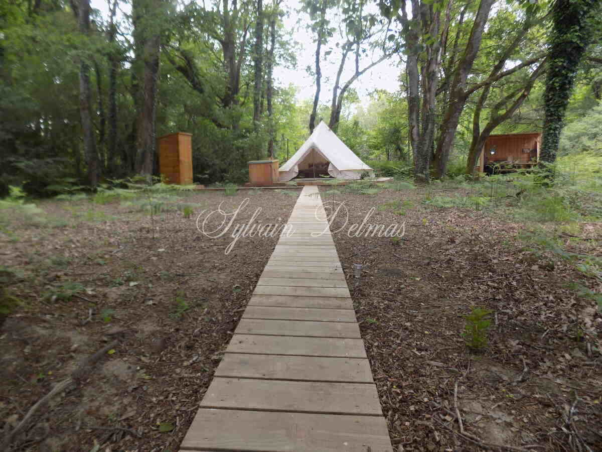 Opportunité d'affaires exceptionnelle : domaine de 24 hectares comprenant 15 hectares d'étangs, parfait pour divers projets touristiques et commerciaux. Avec une activité de location de tentes glamping en pleine expansion.