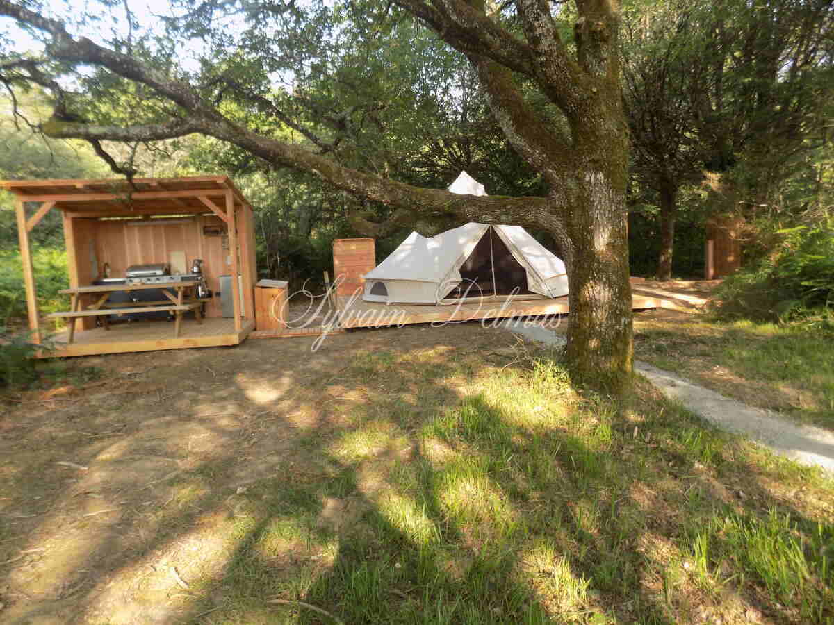 Opportunité d'affaires exceptionnelle : domaine de 24 hectares comprenant 15 hectares d'étangs, parfait pour divers projets touristiques et commerciaux. Avec une activité de location de tentes glamping en pleine expansion.