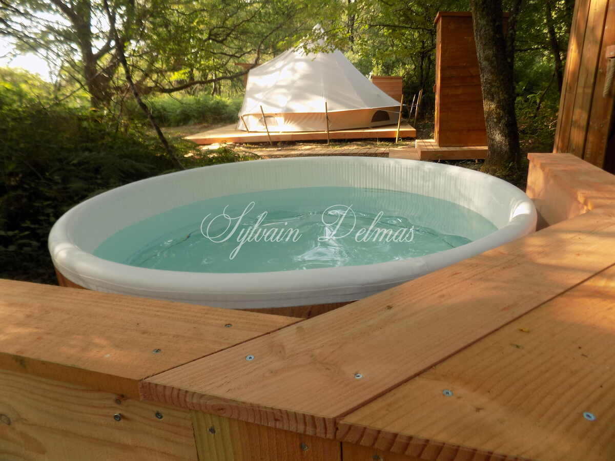 Opportunité d'affaires exceptionnelle : domaine de 24 hectares comprenant 15 hectares d'étangs, parfait pour divers projets touristiques et commerciaux. Avec une activité de location de tentes glamping en pleine expansion.