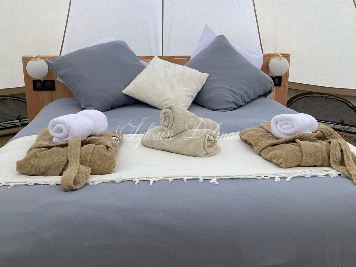 Opportunité d'affaires exceptionnelle : domaine de 24 hectares comprenant 15 hectares d'étangs, parfait pour divers projets touristiques et commerciaux. Avec une activité de location de tentes glamping en pleine expansion.