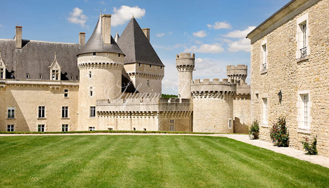 Majestueuse propriété du XVe siècle, entièrement rénovée, combine histoire, élégance et fonctionnalité. Situé au cœur de 15,5 hectares de terres somptueuses, 