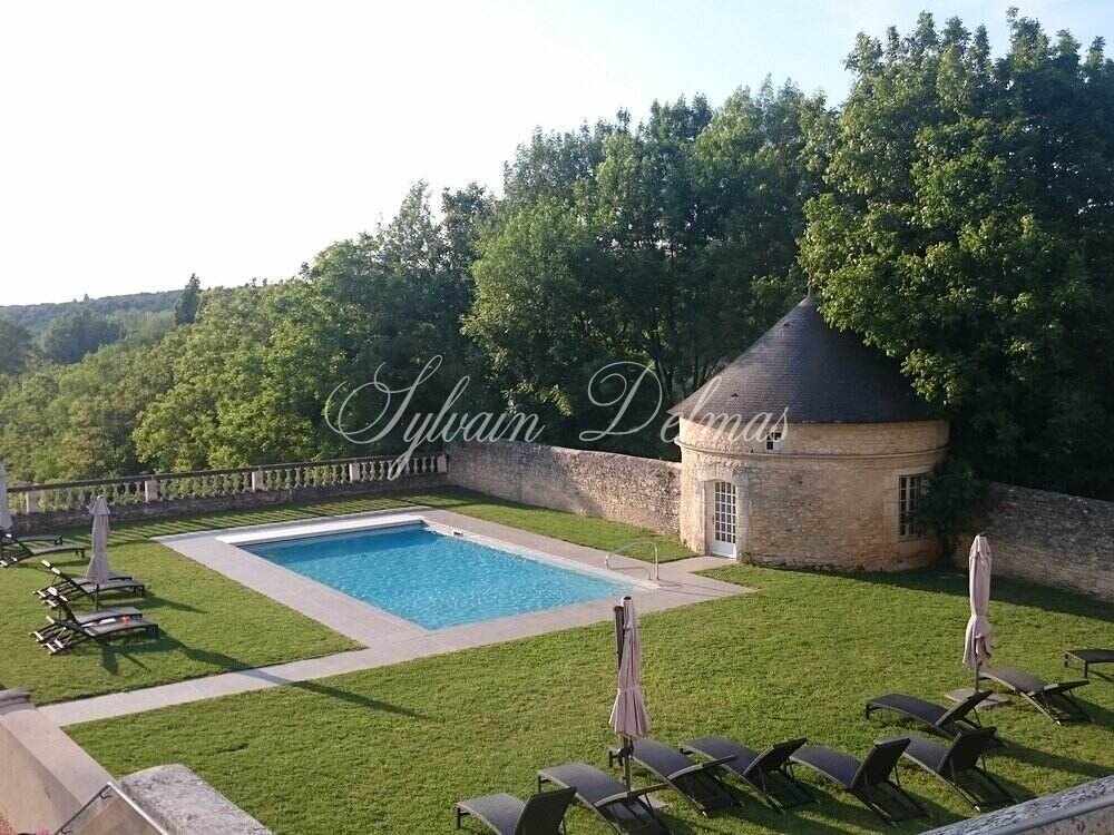 Majestueuse propriété du XVe siècle, entièrement rénovée, combine histoire, élégance et fonctionnalité. Situé au cœur de 15,5 hectares de terres somptueuses, 