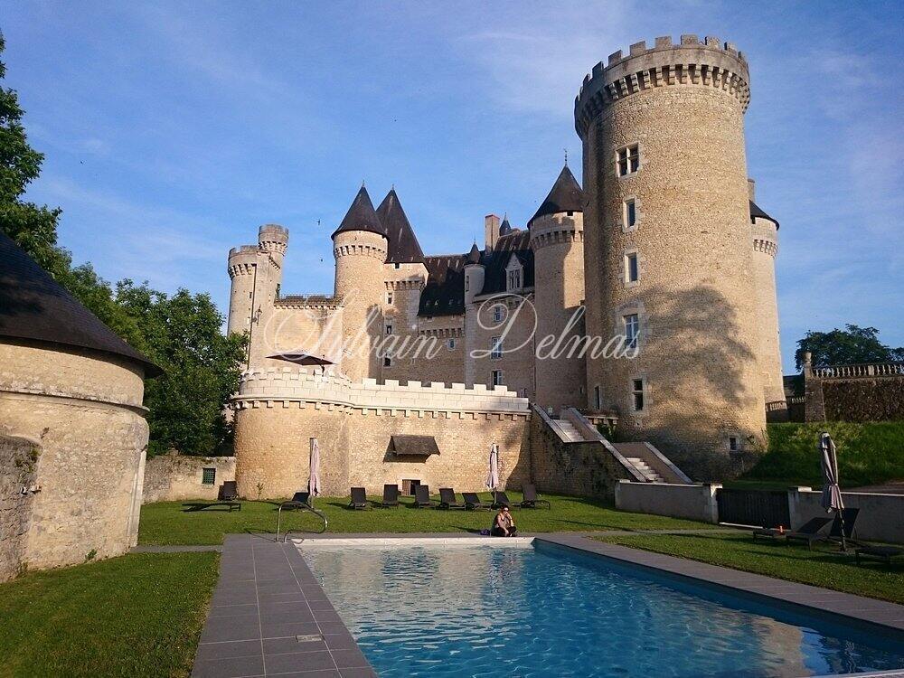 Majestueuse propriété du XVe siècle, entièrement rénovée, combine histoire, élégance et fonctionnalité. Situé au cœur de 15,5 hectares de terres somptueuses, 