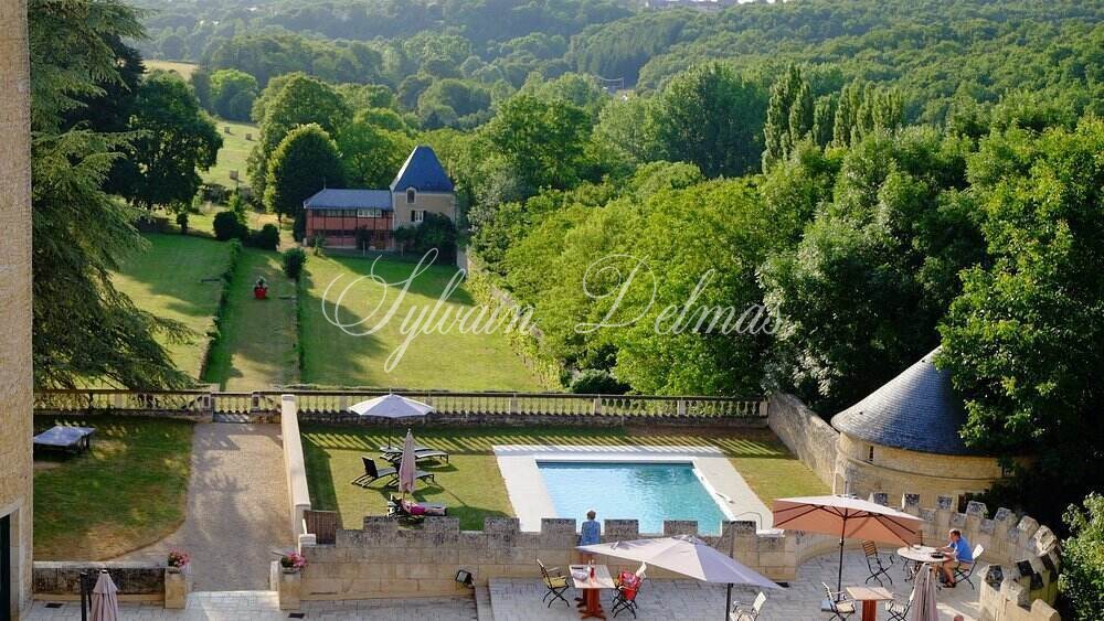 Majestueuse propriété du XVe siècle, entièrement rénovée, combine histoire, élégance et fonctionnalité. Situé au cœur de 15,5 hectares de terres somptueuses, 