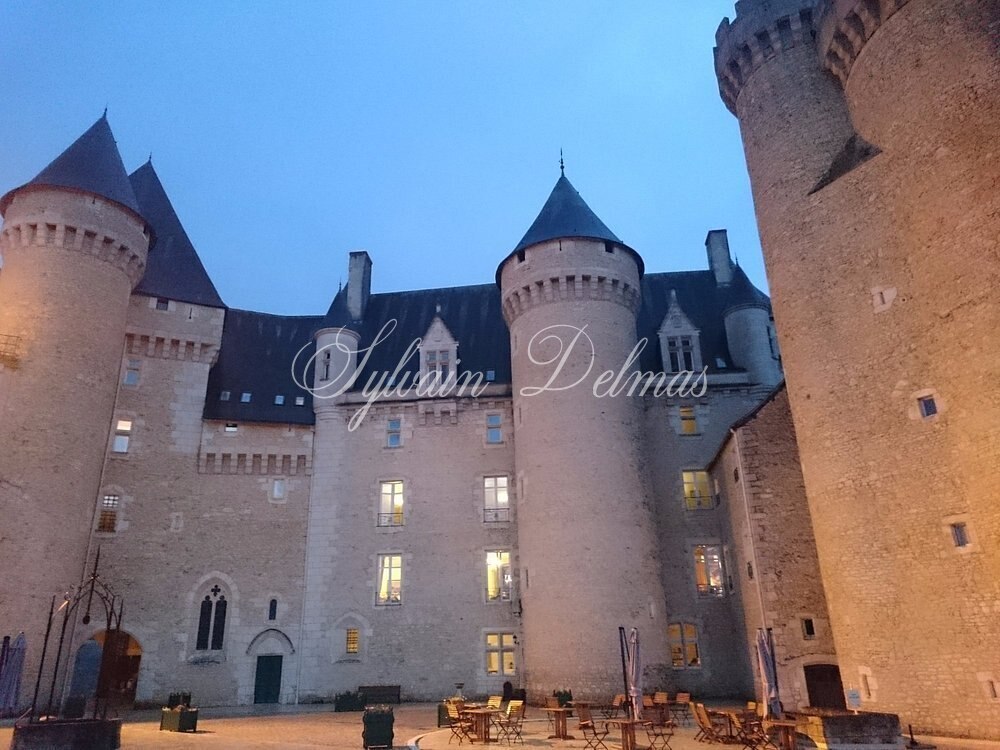 Majestueuse propriété du XVe siècle, entièrement rénovée, combine histoire, élégance et fonctionnalité. Situé au cœur de 15,5 hectares de terres somptueuses, 