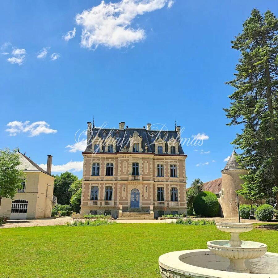 FABULEUX CHÂTEAU XIX ème en Touraine, restauré en lieux de séminaires