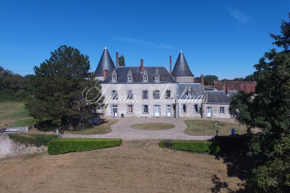 Exceptionnel château XV-XVI et XIXe avec son hameau et ses 108 hectares avec poossibilité d’acheter 200ha en plus