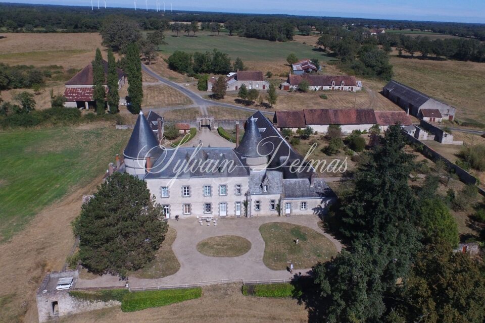Exceptionnel château XV-XVI et XIXe avec son hameau et ses 108 hectares avec poossibilité d’acheter 200ha en plus
