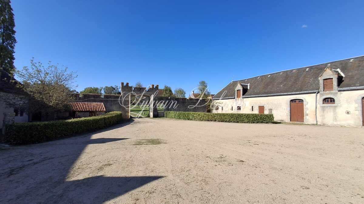 Exceptionnel château XV-XVI et XIXe avec son hameau et ses 108 hectares avec poossibilité d’acheter 200ha en plus