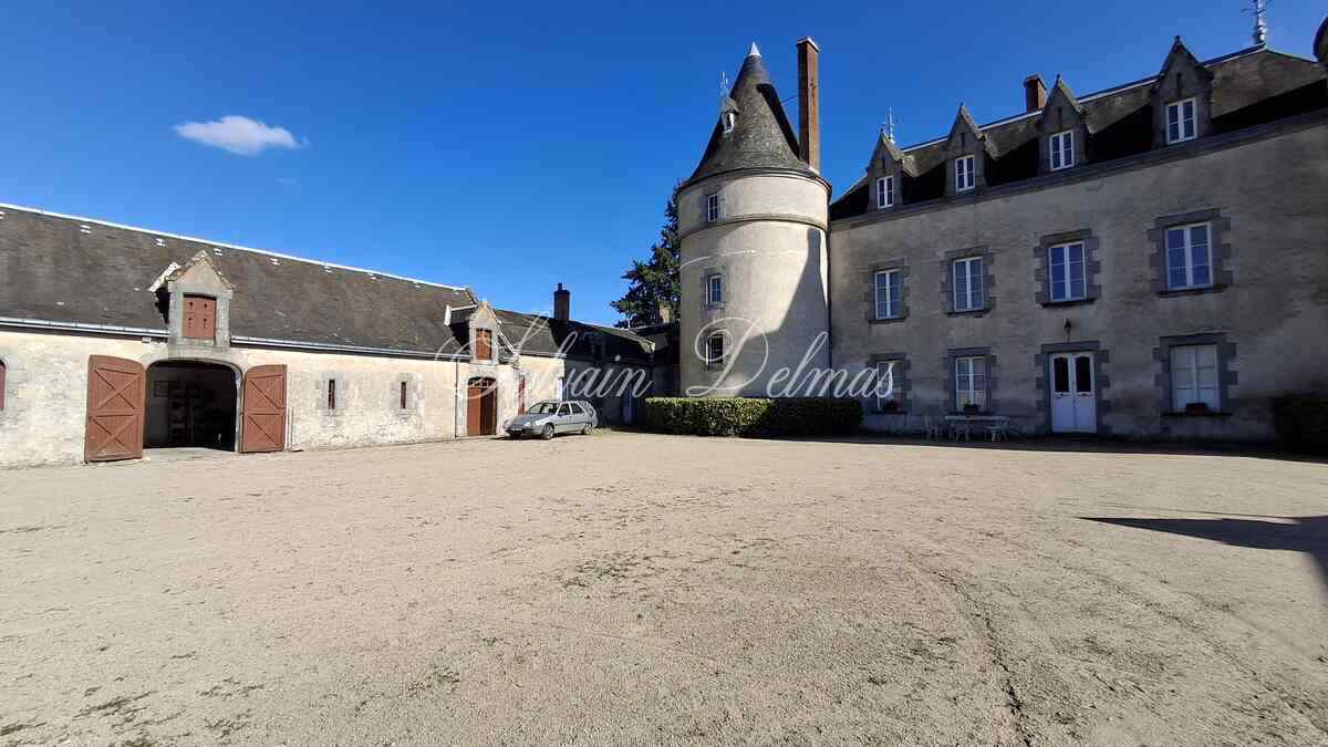 Exceptionnel château XV-XVI et XIXe avec son hameau et ses 108 hectares avec poossibilité d’acheter 200ha en plus