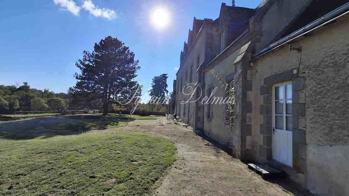 Exceptionnel château XV-XVI et XIXe avec son hameau et ses 108 hectares avec poossibilité d’acheter 200ha en plus