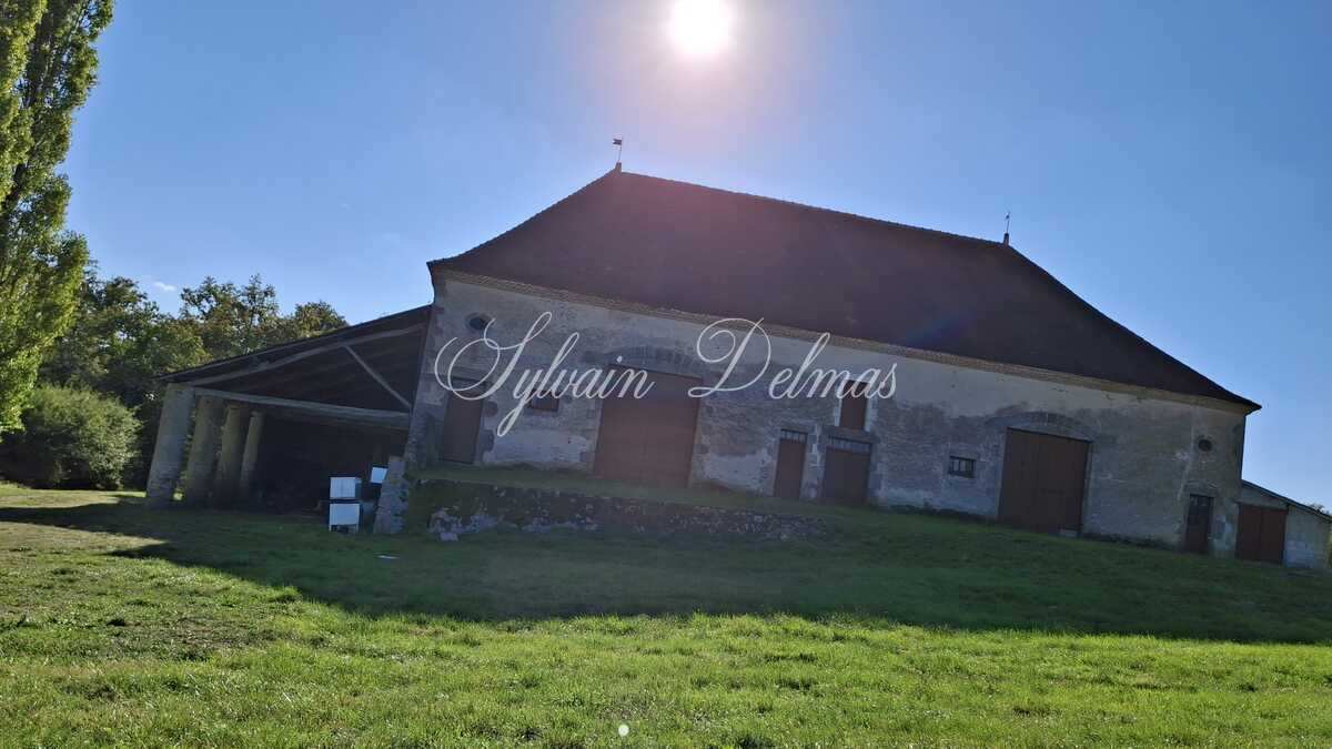 Exceptionnel château XV-XVI et XIXe avec son hameau et ses 108 hectares avec poossibilité d’acheter 200ha en plus