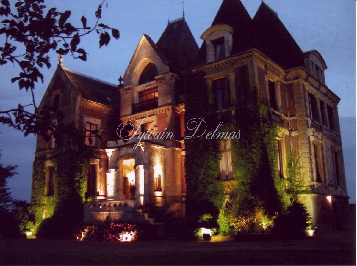 Majestueux château de style Renaissance perché sur un rocher en Suisse Normande.